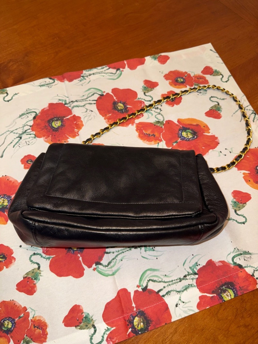 Classic Black Leather Shoulder Bag with Gold Chain
100% leather plus 2 straps